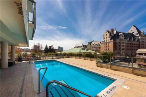 Spacious downtown 2 bedroom condo with Pool and Air Conditioning